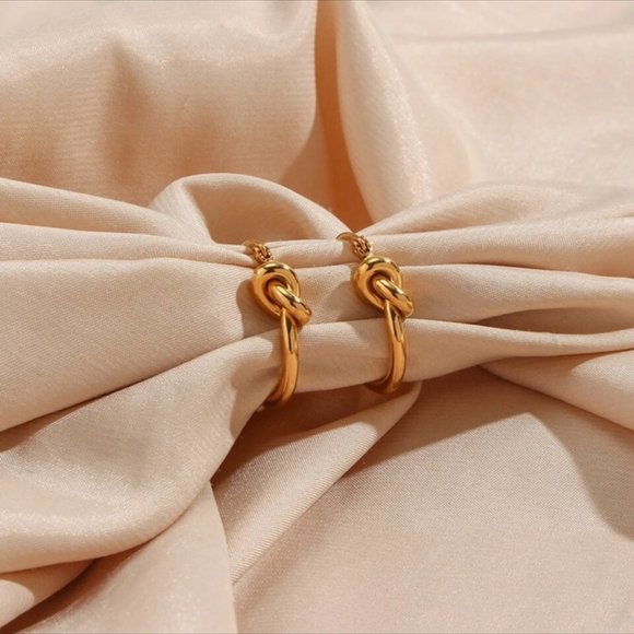 NEW KNOT 18K GOLD HOOP EARRINGS, BEAUTIFUL EARRINGS, CUTE EARRINGS. - Picture 5 of 8